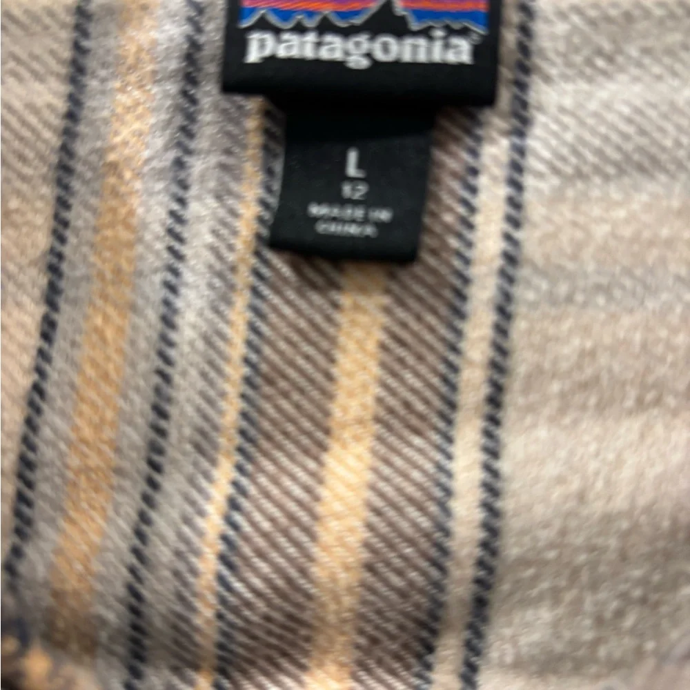 Patagonia Striped Shirt in Beige and Blue flannel used good conditions - Picture 2 of 9
